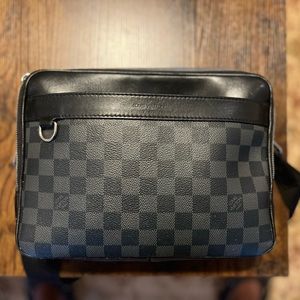 Unisex Louis Vuitton Messenger Bag. Black and Grey